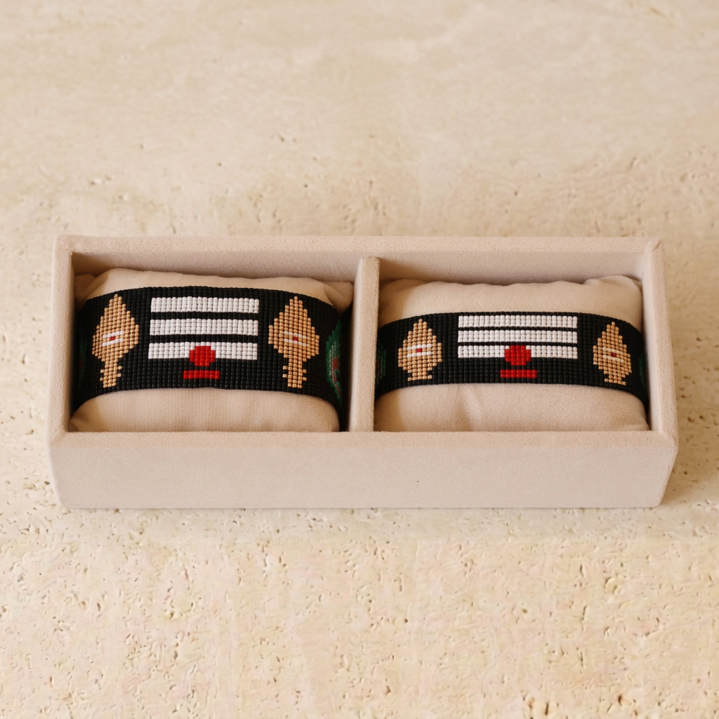 Black beaded gift set on the reference ivory surface